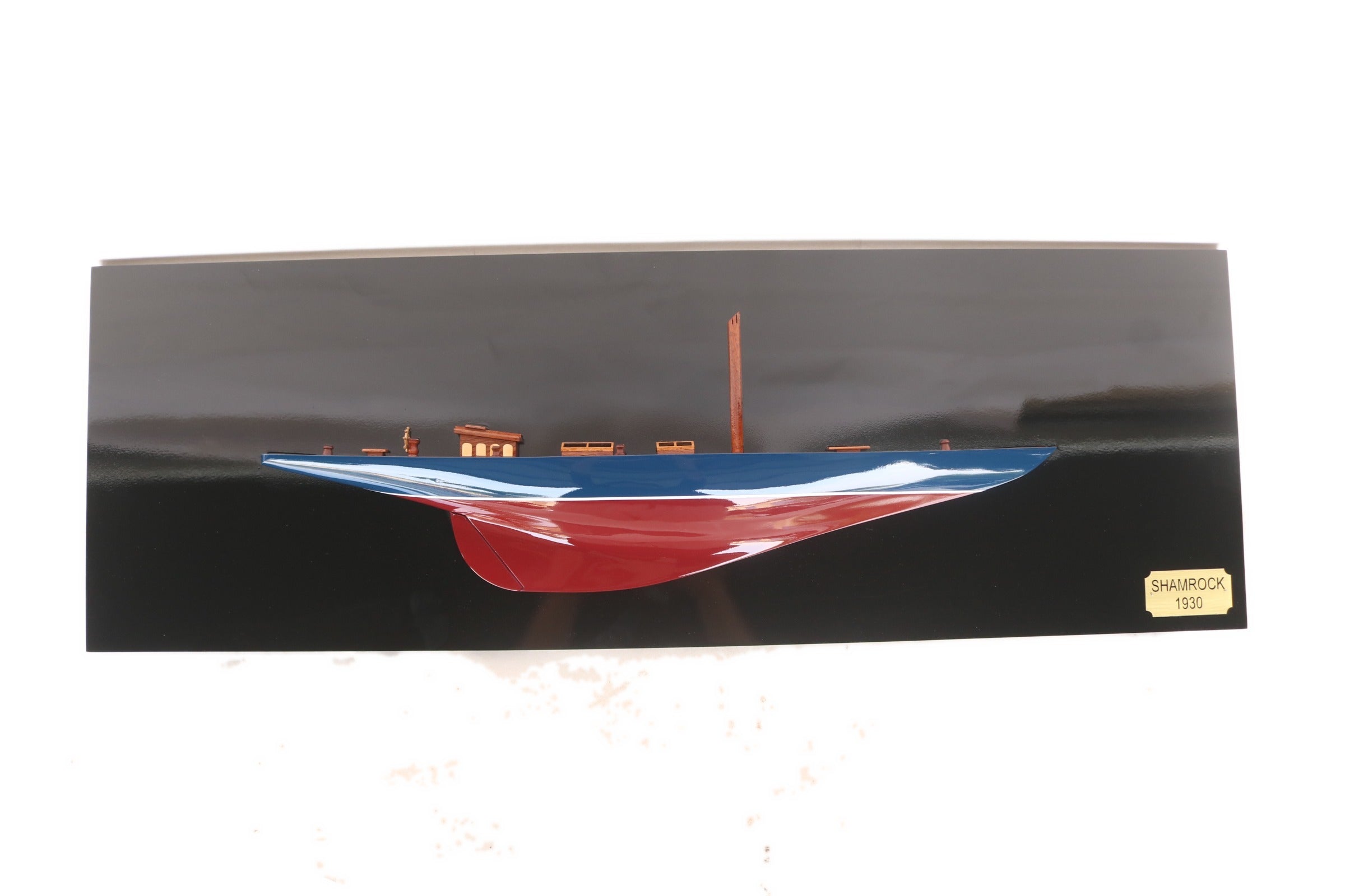 Half-Hull Model Shamrock 90 x 10 x H. 30 cm