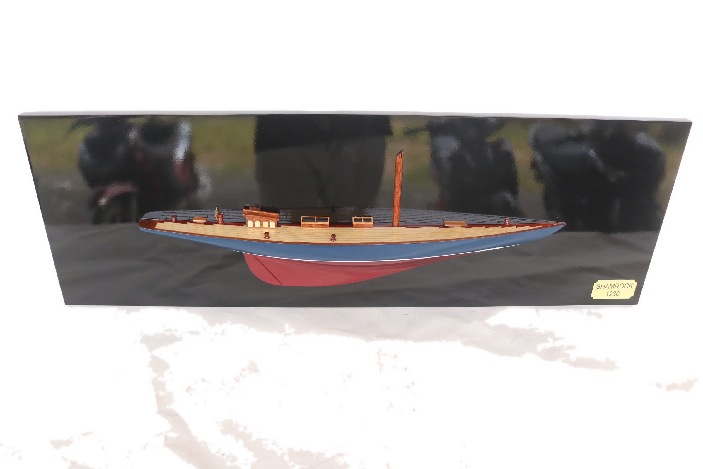 Half-Hull Model Shamrock 90 x 10 x H. 30 cm