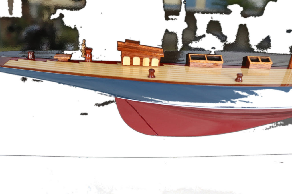Half-Hull Model Shamrock 90 x 10 x H. 30 cm