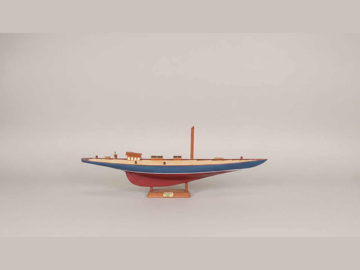 Half-Hull Model Shamrock 90 x 10 x H. 30 cm