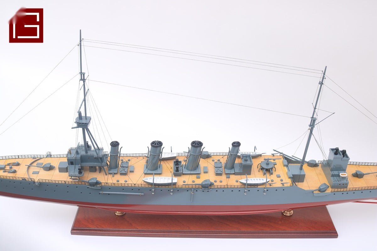 Model Ship HMAS Sydney : The Pre-War Years (1913-1914) 100 x 11 x H. 43 cm
