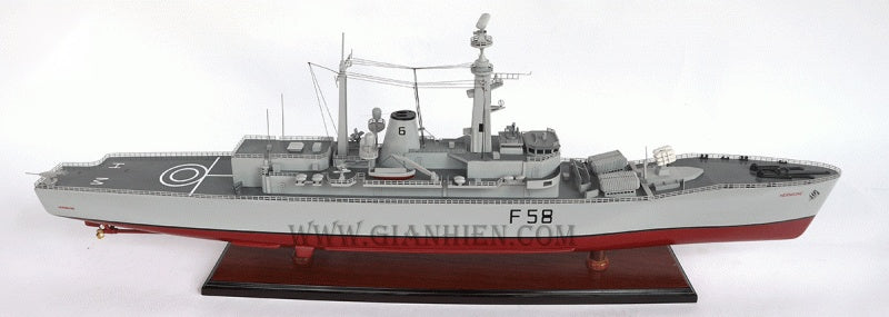 Modell-Kriegsschiff HMS Hermione F58 100 x 12 x H. 34 cm