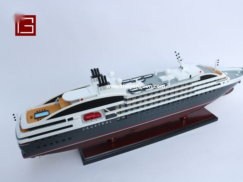 Model Ocean Liner LE Boreal 71 x 8.5 x H. 23 cm
