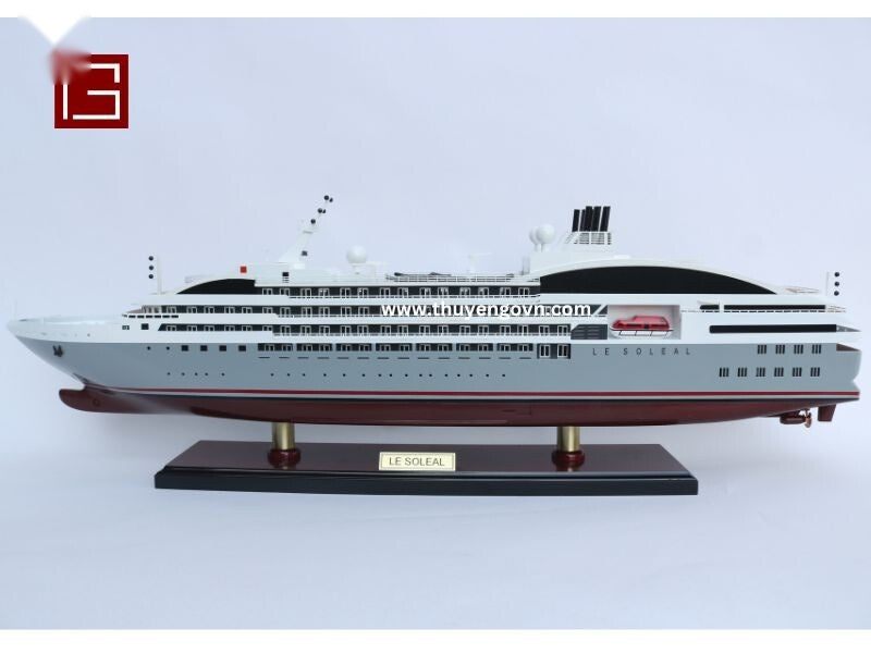 Model Ocean Liner LE Soleal 71 x 8.5 x H. 23 cm