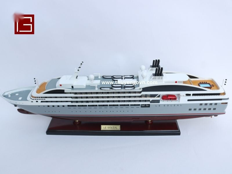 Model Ocean Liner LE Soleal 71 x 8.5 x H. 23 cm