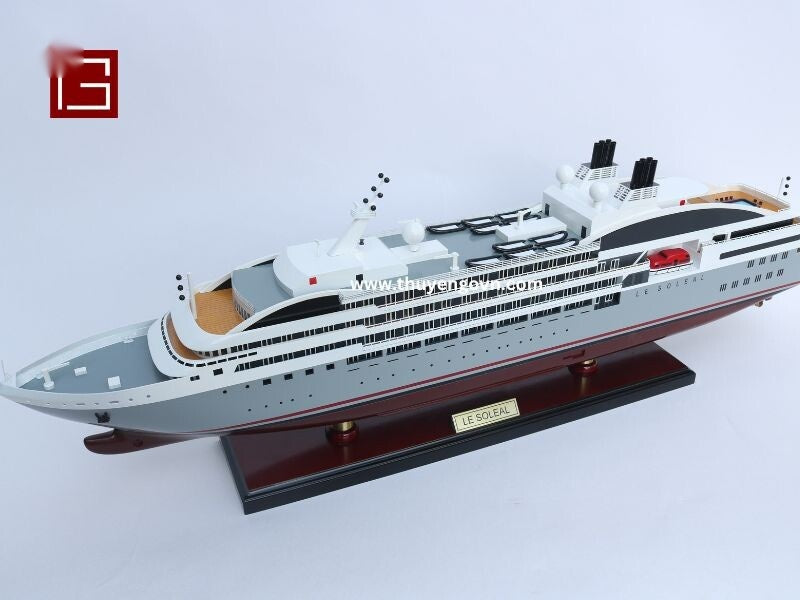 Model Ocean Liner LE Soleal 71 x 8.5 x H. 23 cm