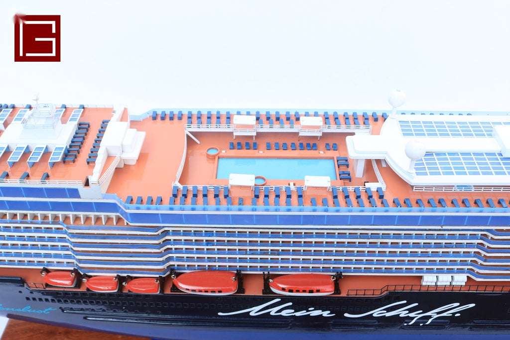 Model Ocean Liner MEIN Schiff 5 100 x 15 x H. 31 cm