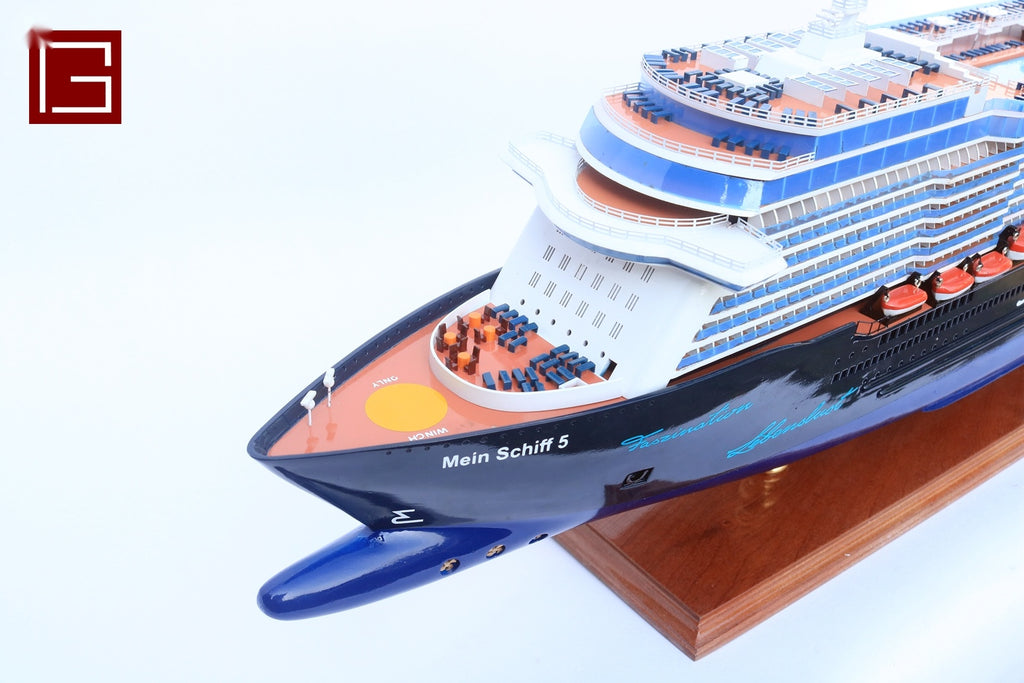 Model Ocean Liner MEIN Schiff 5 100 x 15 x H. 31 cm
