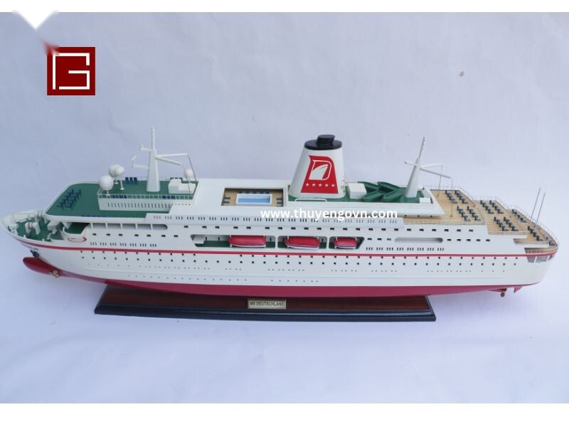 Model Ocean Liner MS Deutschland 87 x 12 x H. 32 cm