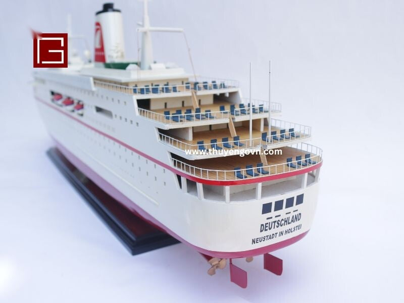 Model Ocean Liner MS Deutschland 87 x 12 x H. 32 cm
