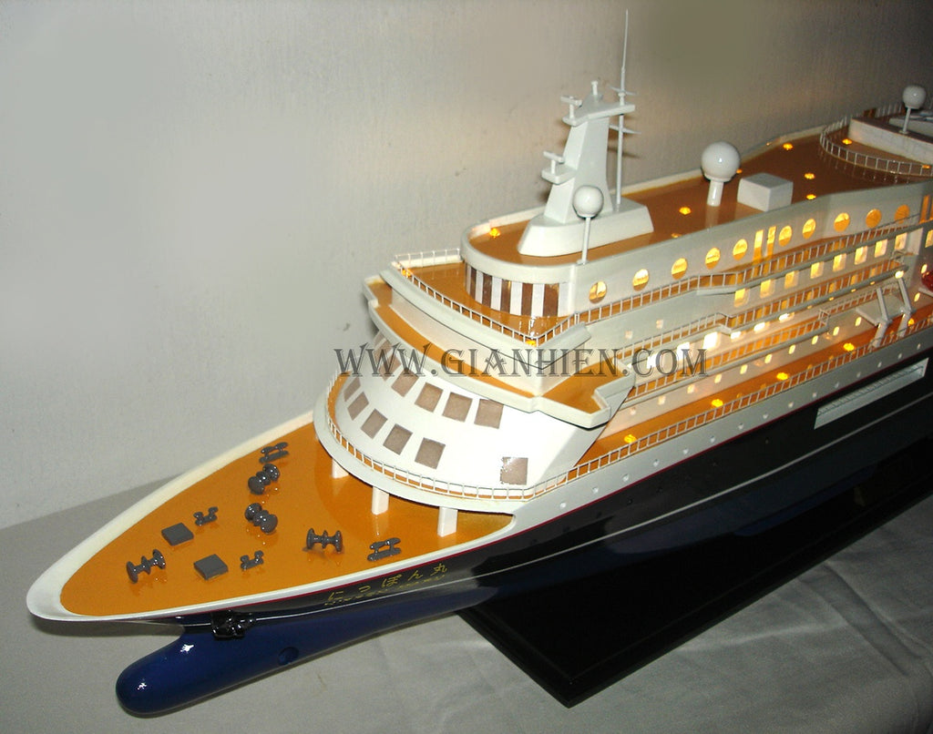 Model Ocean Liner Nippon MARU with Lights 80 x 13 x H. 31 cm