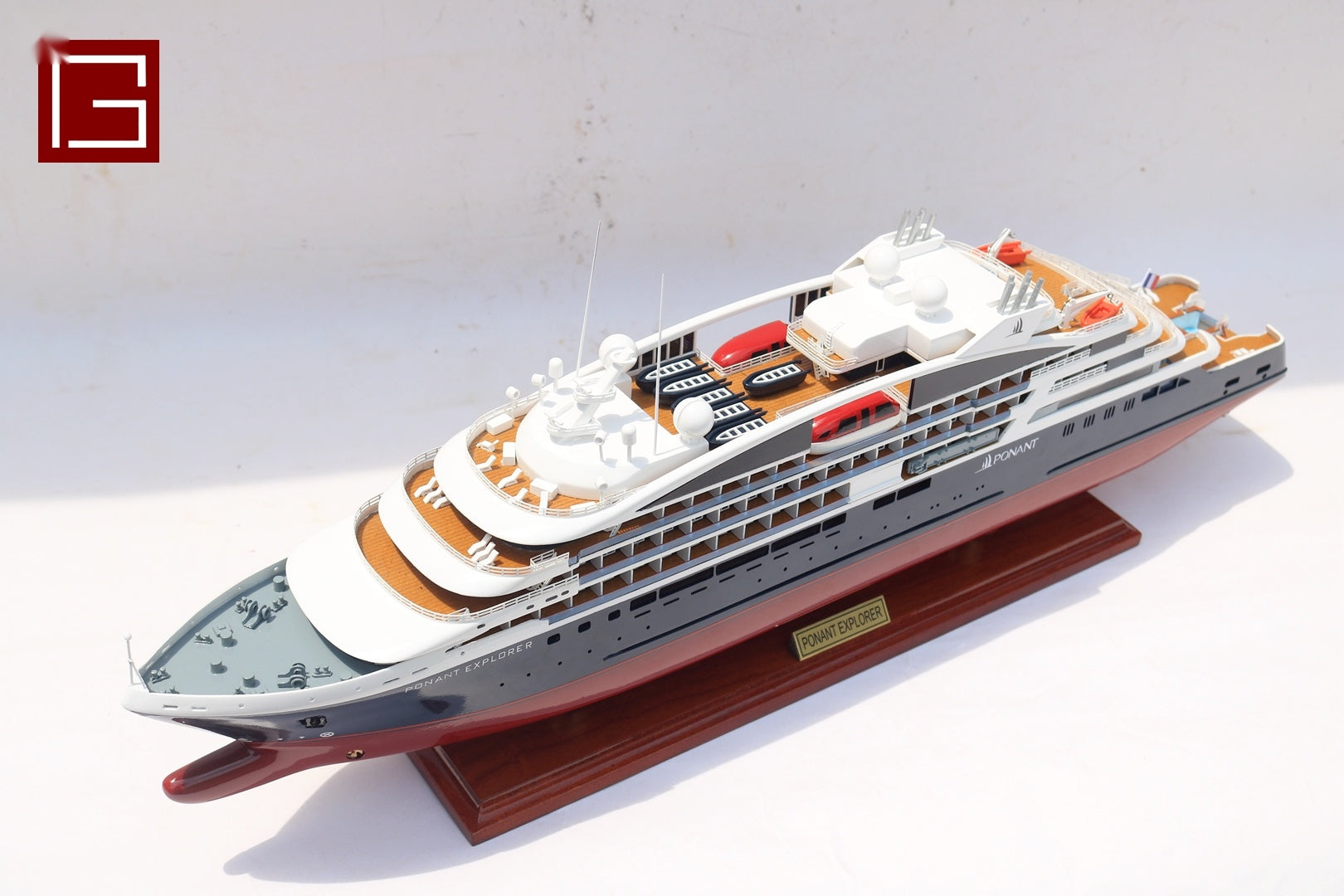 Modell-Ozeanliner Ponant Explorer 70 x 10 x H. 26 cm