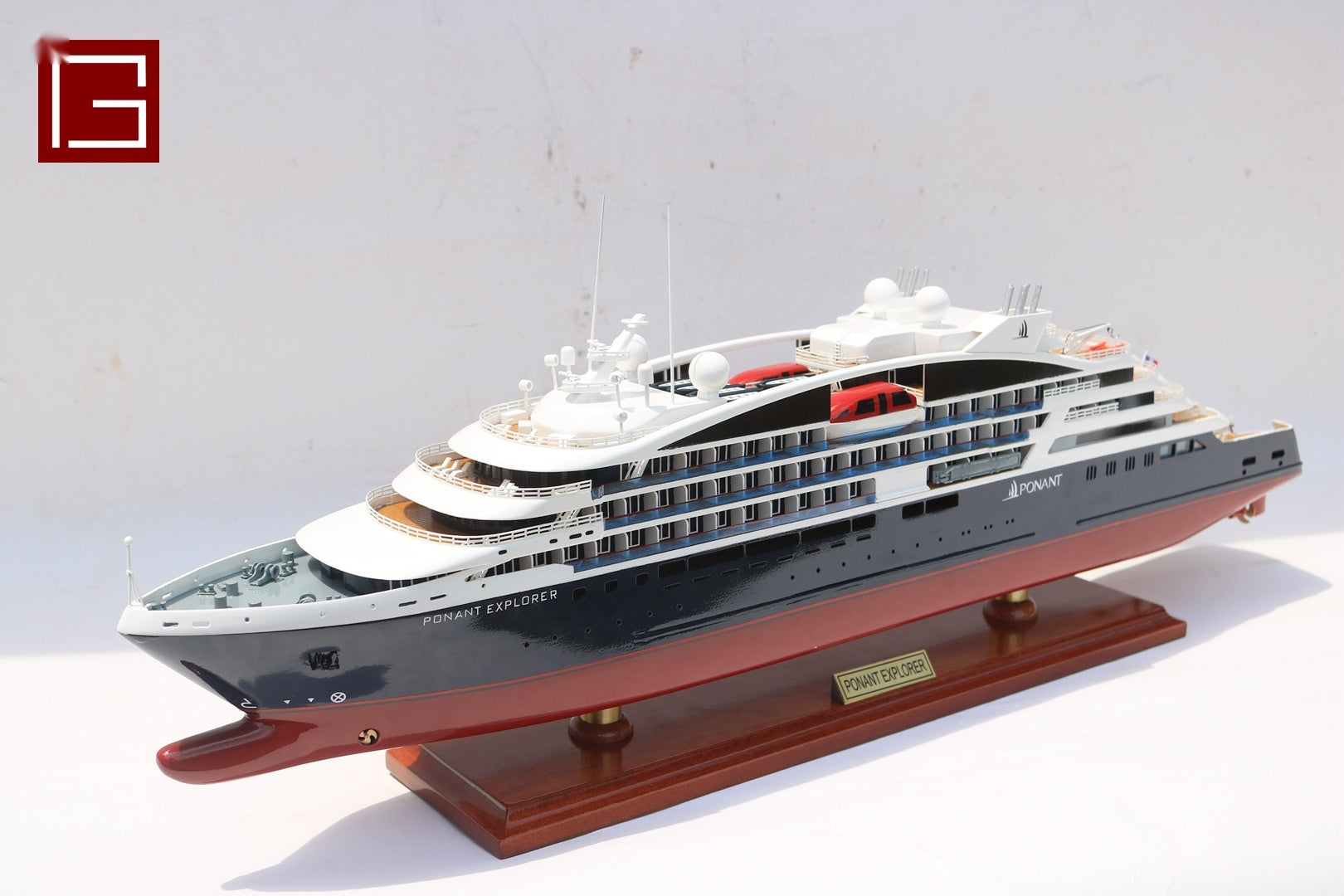 Modell-Ozeanliner Ponant Explorer 70 x 10 x H. 26 cm