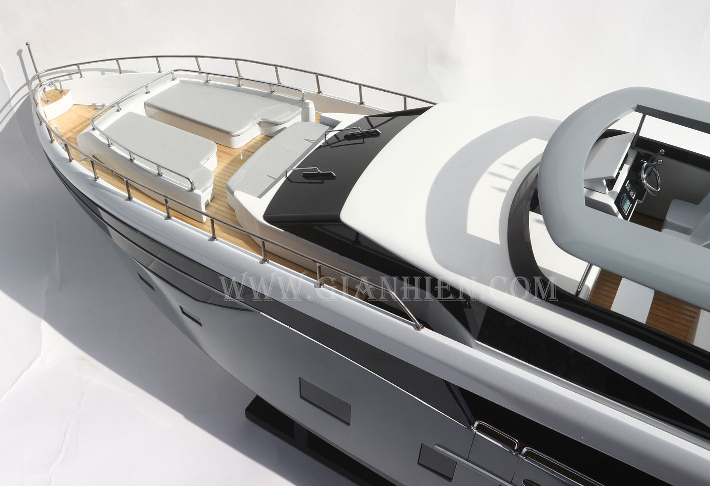 Modellyacht PRINCESS 35M - Gray/Black 94 x 20 x H. 45 cm