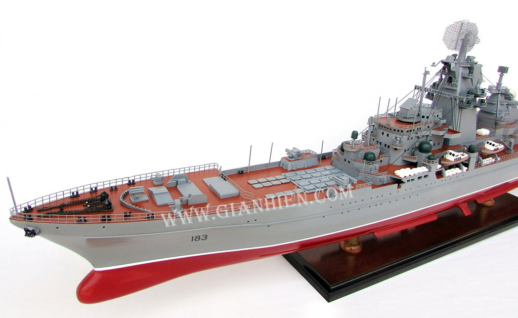 Modell-Kriegsschiff Pyotr Velikiy (Петр Великий) 100 x 14 x H. 33 cm