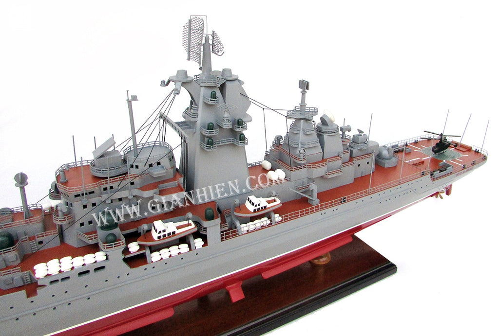 Modell-Kriegsschiff Pyotr Velikiy (Петр Великий) 100 x 14 x H. 33 cm