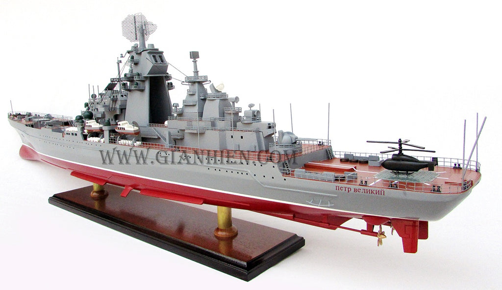 Modell-Kriegsschiff Pyotr Velikiy (Петр Великий) 100 x 14 x H. 33 cm