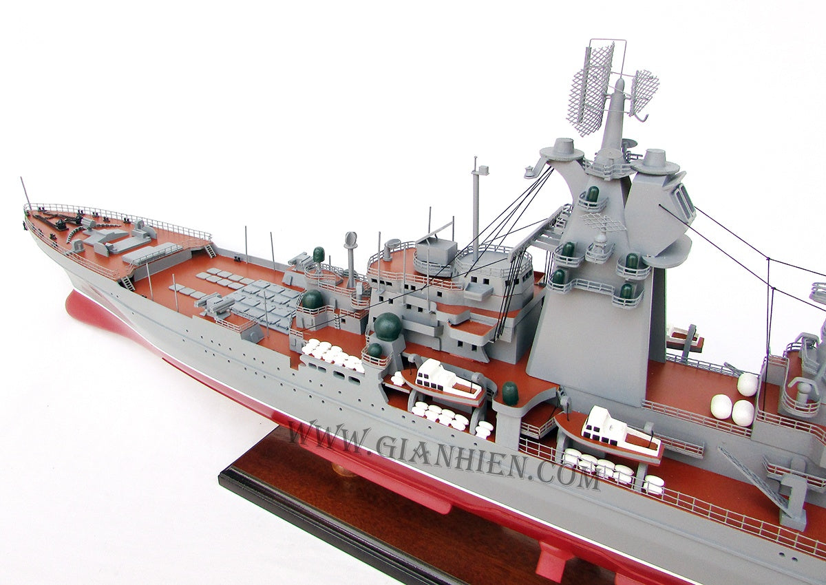 Modell-Kriegsschiff Pyotr Velikiy (Петр Великий) 100 x 14 x H. 33 cm