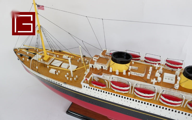 Modell-Ozeanliner RMS Britannic III (1930-1960) 100 x 13 x H. 36 cm
