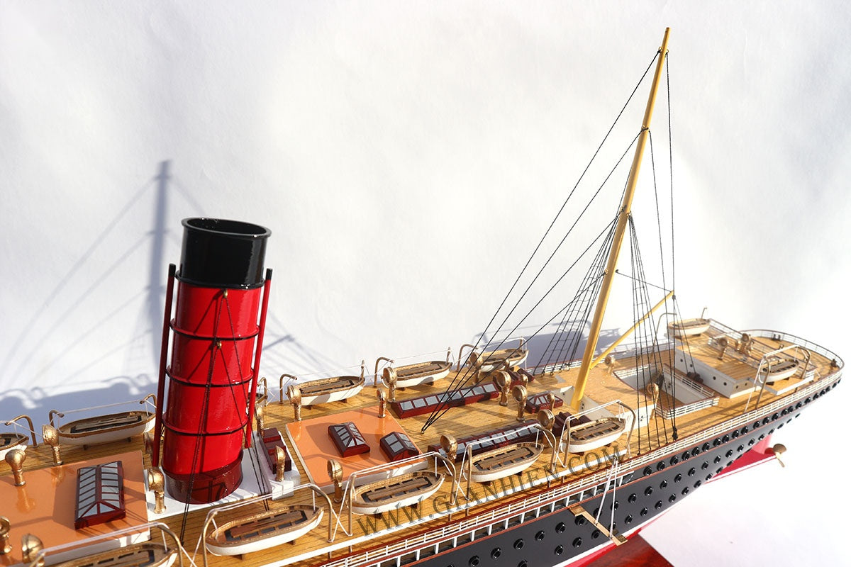 Modell-Ozeanliner RMS Campania 100 x 12 x H. 32 cm