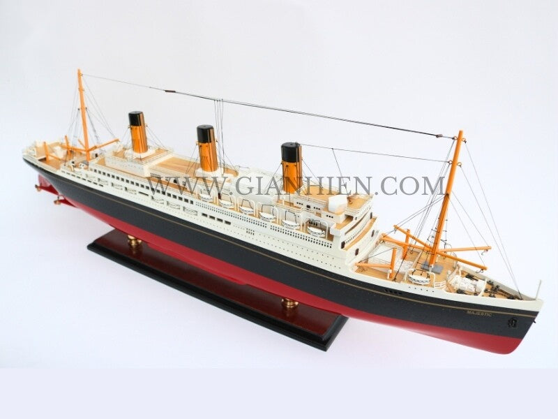 Model Ocean Liner RMS Majestic 90 x 11 x H. 33 cm