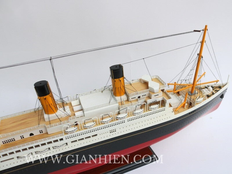 Model Ocean Liner RMS Majestic 90 x 11 x H. 33 cm