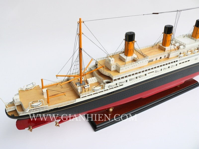 Modell-Ozeanliner RMS Majestic 90 x 11 x H. 33 cm