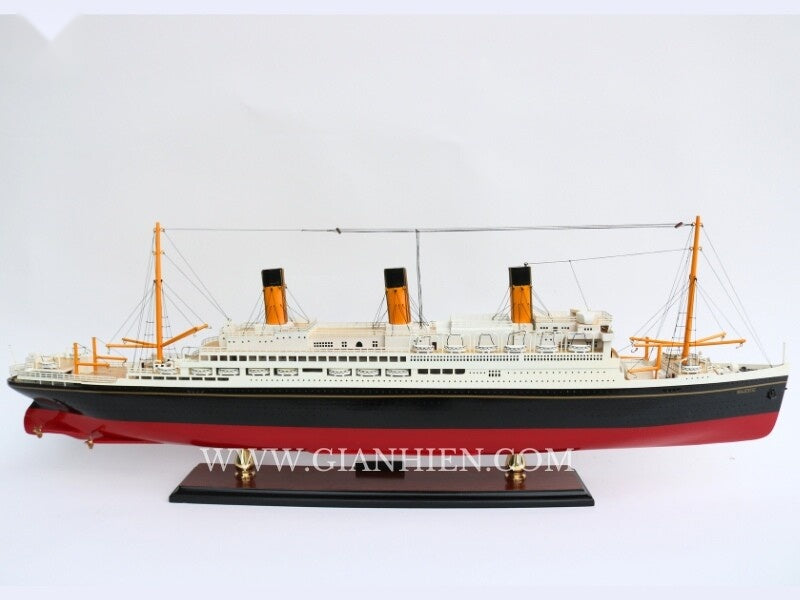 Model Ocean Liner RMS Majestic 90 x 11 x H. 33 cm