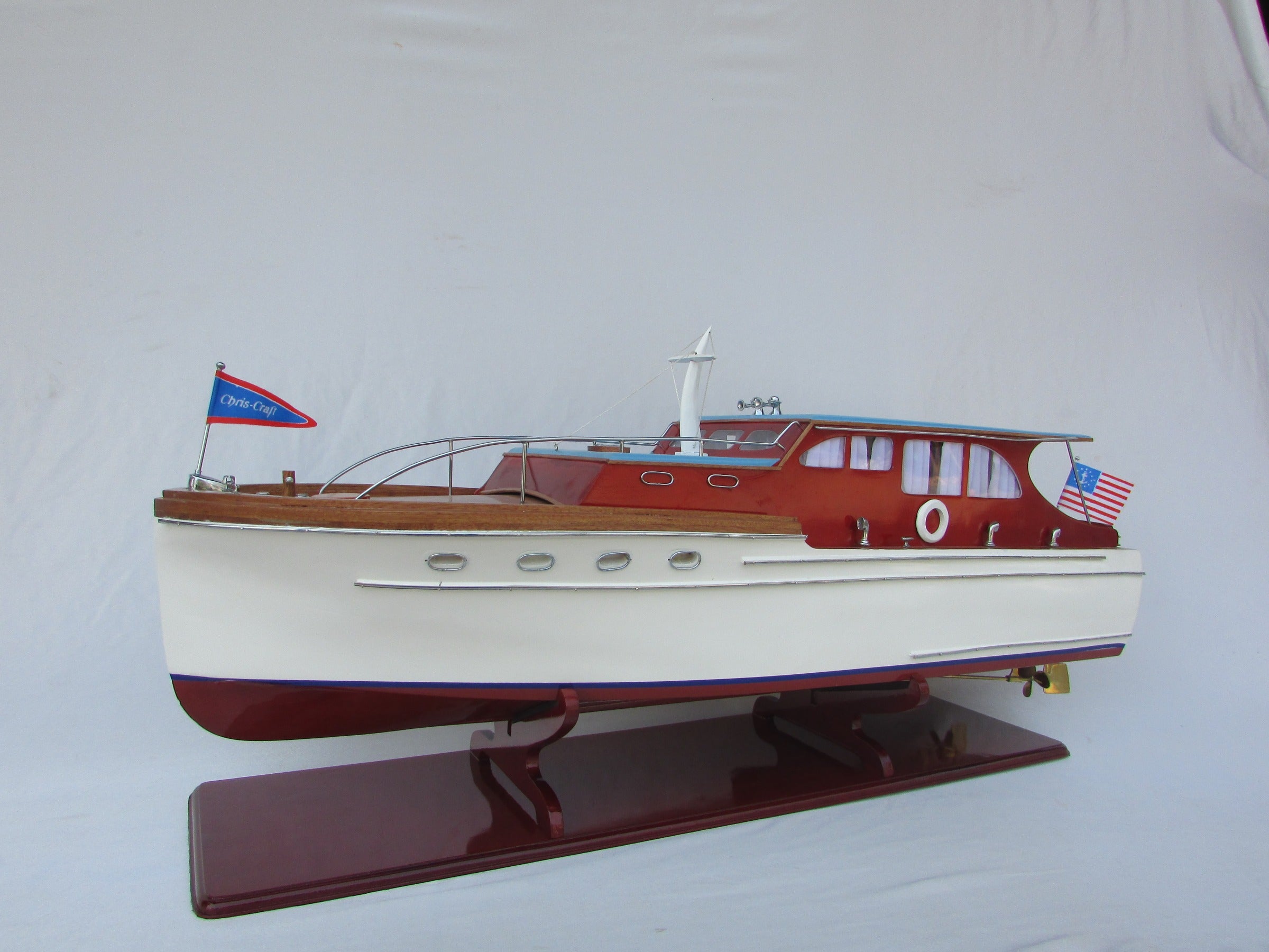 Modell-Speedboot Chris Craft Double Stateroom Cruiser 1940 84 x 24 x H. 34 cm
