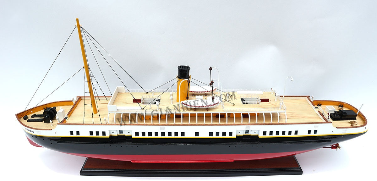 Model Ocean Liner SS Nomadic 86 x 15 x H. 38 cm