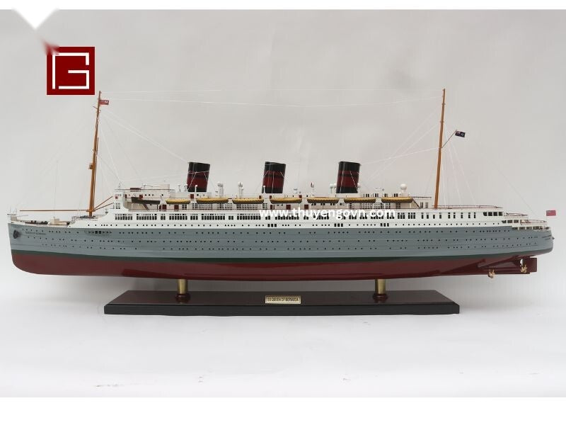 Model Ocean Liner SS Queen of Bermuda 100 x 15 x H. 41 cm