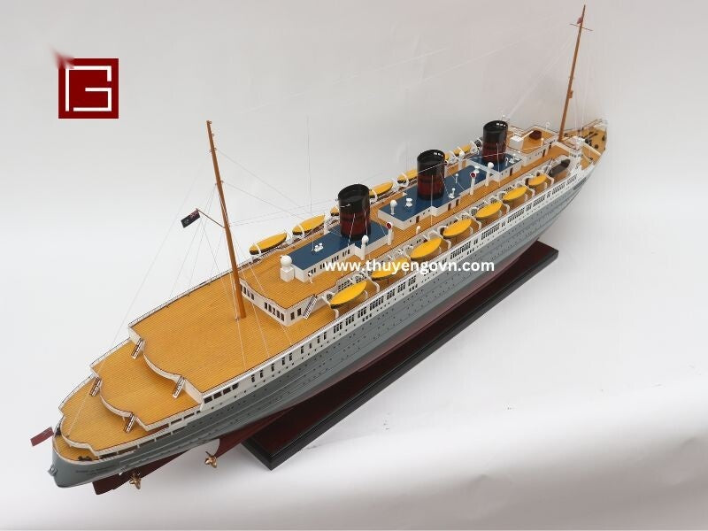 Model Ocean Liner SS Queen of Bermuda 100 x 15 x H. 41 cm