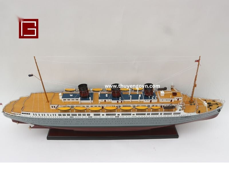 Model Ocean Liner SS Queen of Bermuda 100 x 15 x H. 41 cm