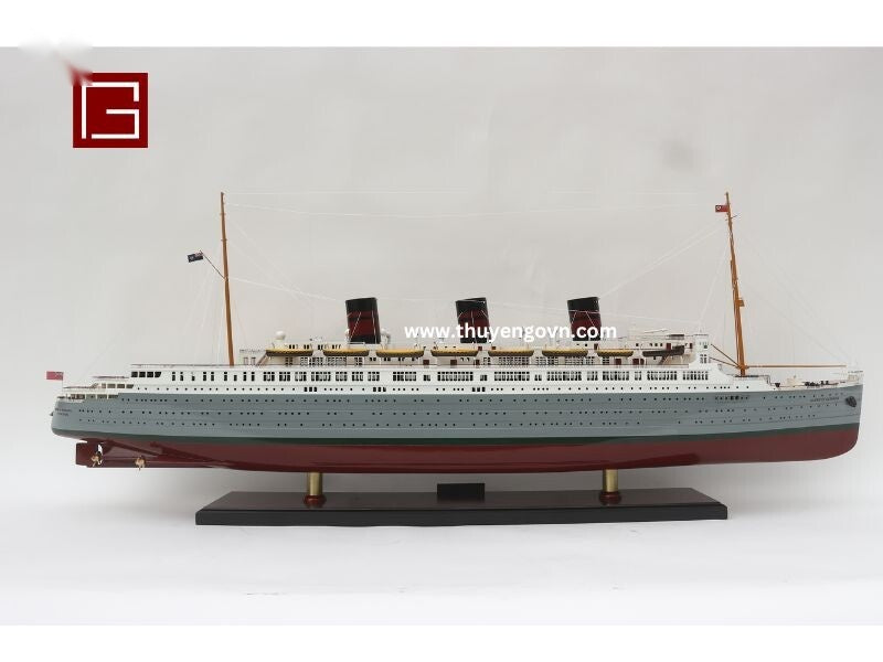 Model Ocean Liner SS Queen of Bermuda 100 x 15 x H. 41 cm