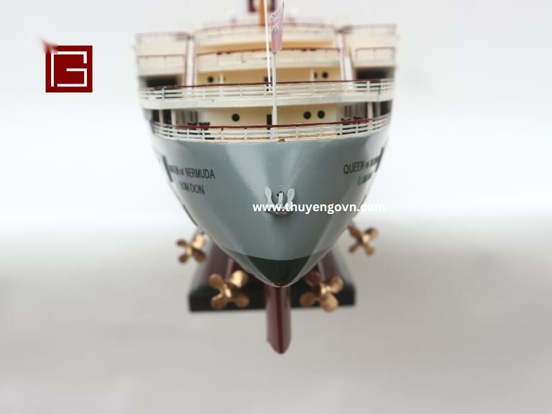 Model Ocean Liner SS Queen of Bermuda 100 x 15 x H. 41 cm