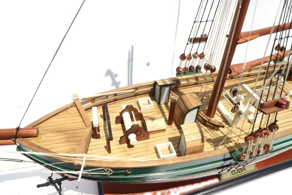 Modellsegelschiff Gjøa 51 x 13 x H. 64 cm