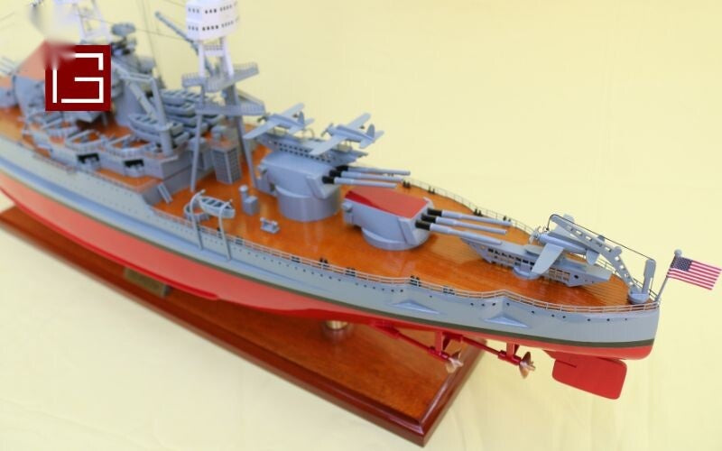 Modell-Kriegsschiff USS Arizona 92 x 16 x H. 32 cm