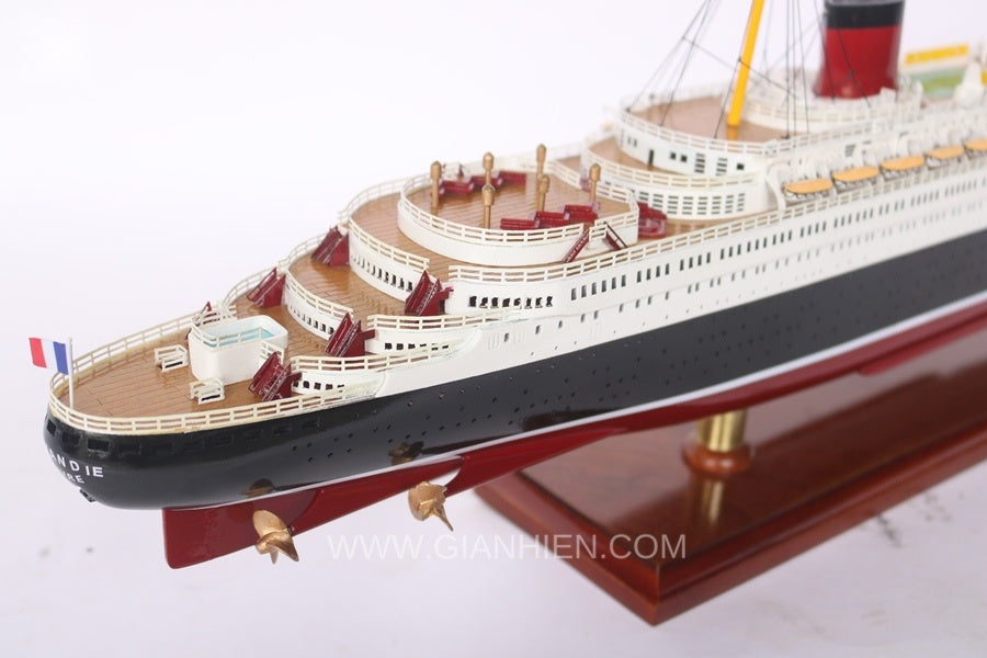 Model Tall Ship USS CONSTITUTION PAINTED (Detail) 100 x 25 x H. 70 cm