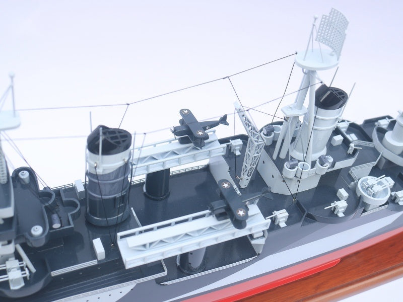 Modell-Kriegsschiff USS Indianapolis (CA-35) ( Camouflage paint ) 95 x 13 x H. 30 cm
