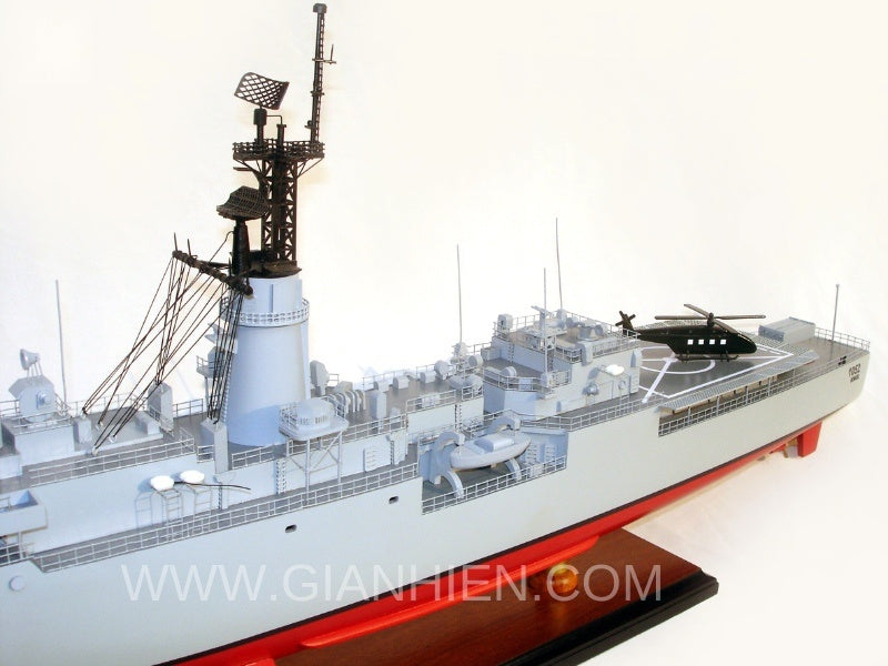Model Warship USS KNOX FF 90 x 12 x H. 36 cm