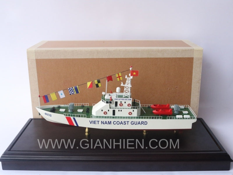 Modell-Kriegsschiff VIET NAM Coast Guard 4032 with Display CASE 40 x 9 x H. 19 cm