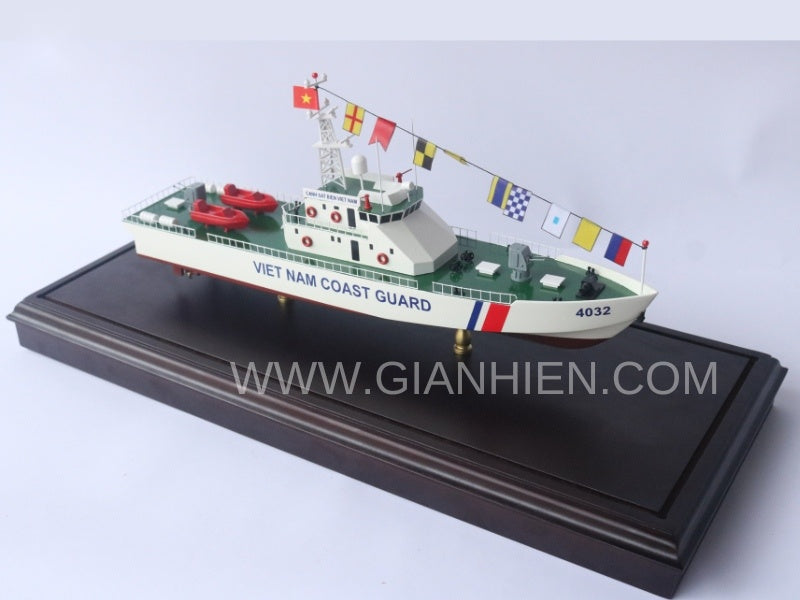Modell-Kriegsschiff VIET NAM Coast Guard 4032 with Display CASE 40 x 9 x H. 19 cm