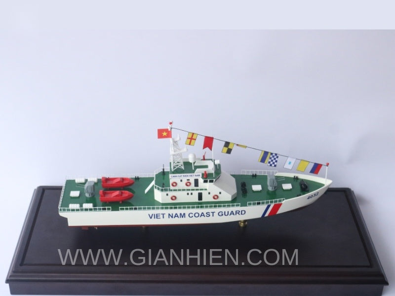 Modell-Kriegsschiff VIET NAM Coast Guard 4032 with Display CASE 40 x 9 x H. 19 cm